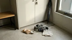 ¿Sal gruesa en los zapatos? Por qué ayuda con la humedad y el olor (y cómo aplicarla sin dañarlos)